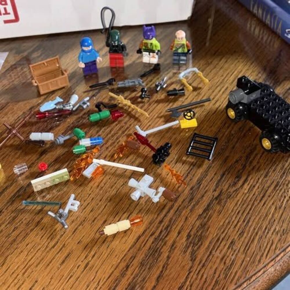 Small batch of Lego Ninjago (?) figures and pieces